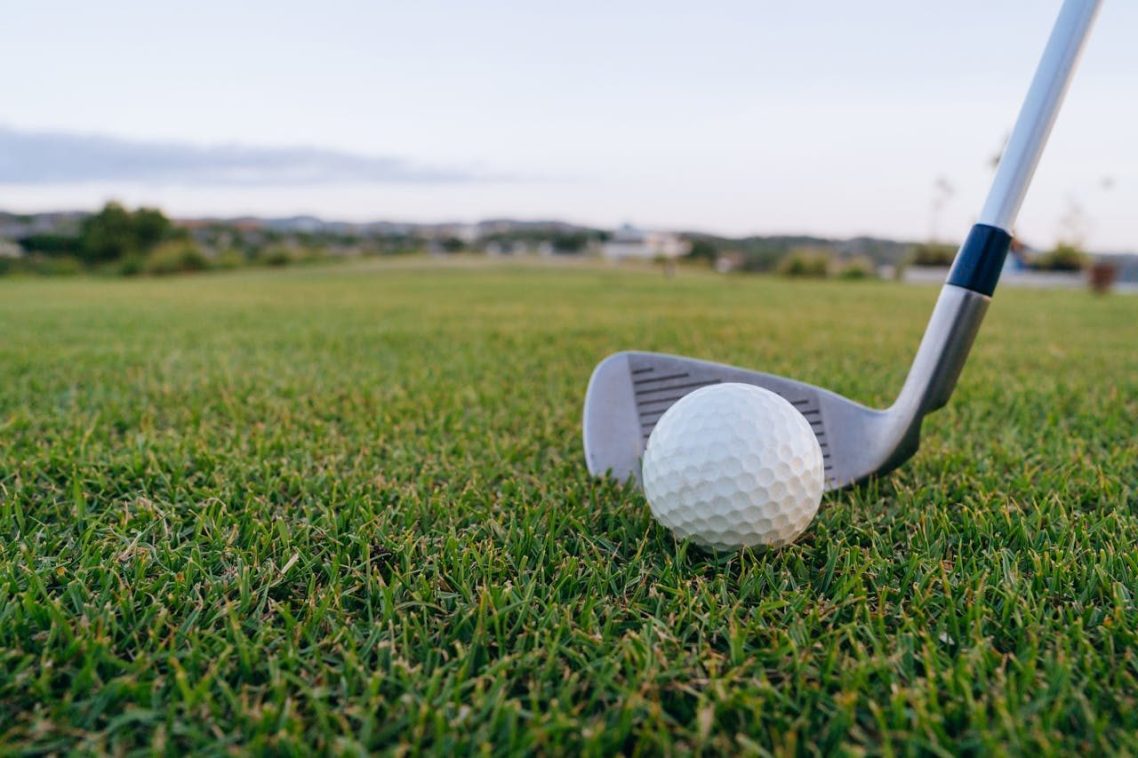 Foto von Mikhail Nilov: https://www.pexels.com/de-de/foto/gras-golfball-golfclub-nahansicht-9207754/
